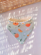 Bavoir bandana bébé en coton bio - motif Pêches et Pâquerettes
