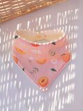 Bavoir bandana bébé en coton bio - motif Pêches et Pâquerettes