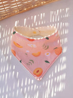 Bavoir bandana bébé en coton bio - motif Pêches et Pâquerettes