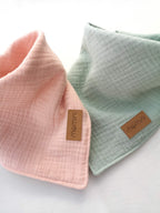 Foulard bavoir bébé en gaze de coton bio personnalisable