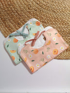 Bavoir bébé coton bio - Motif Pêches & Pâquerettes