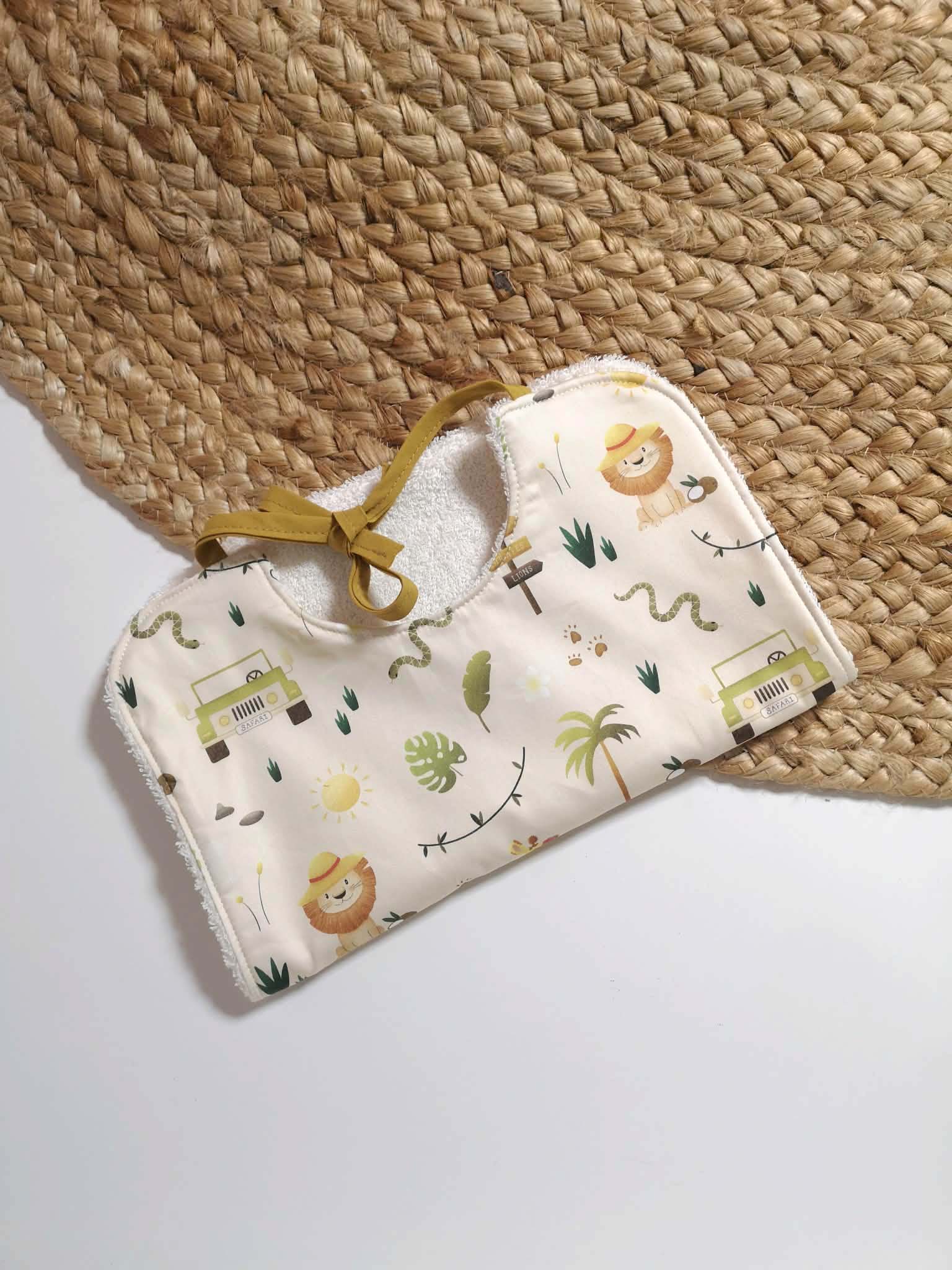 Bavoir bébé classique en coton bio - motif Mini Safari
