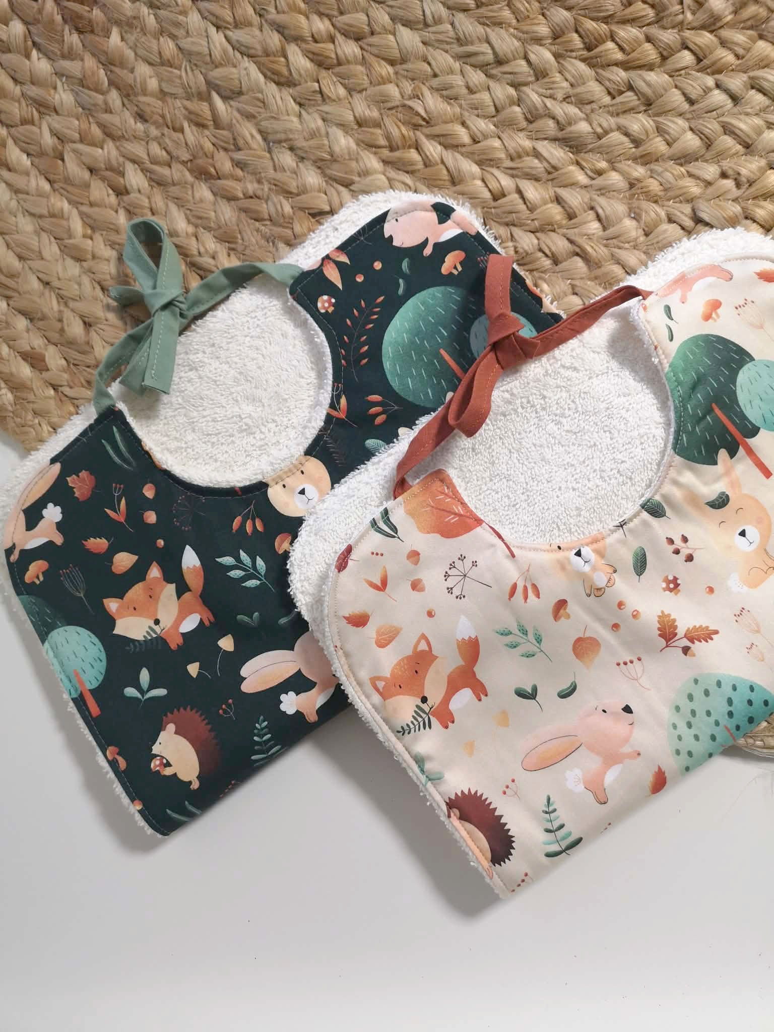 Bavoir bébé classique en coton biologique - motif Woodland