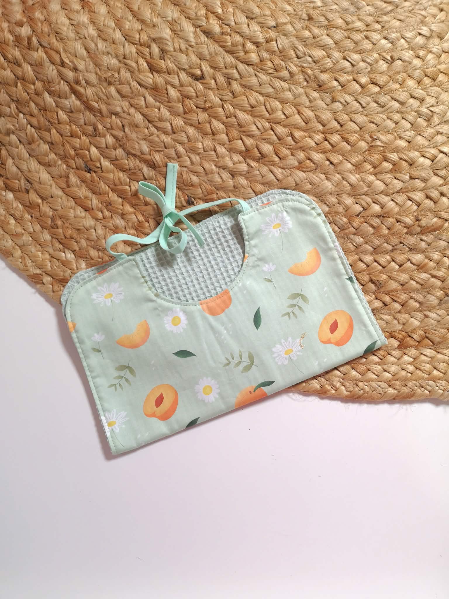 Bavoir bébé coton bio - Motif Pêches & Pâquerettes