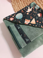 Cape de bain bébé et gant en éponge bambou - motif Woodland