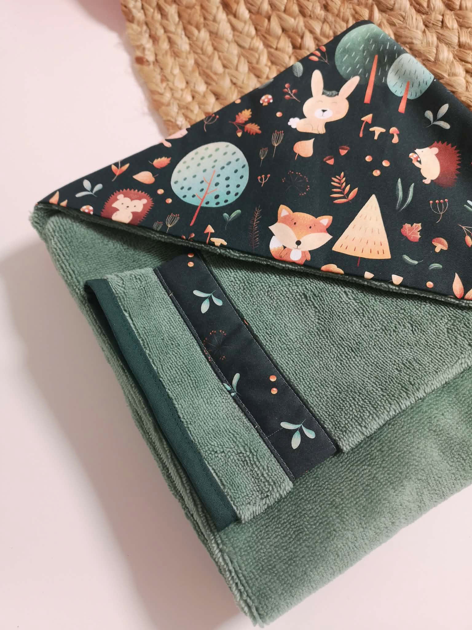 Cape de bain bébé en éponge bambou - motif Woodland