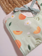 Bavoir bébé coton bio - Motif Pêches & Pâquerettes