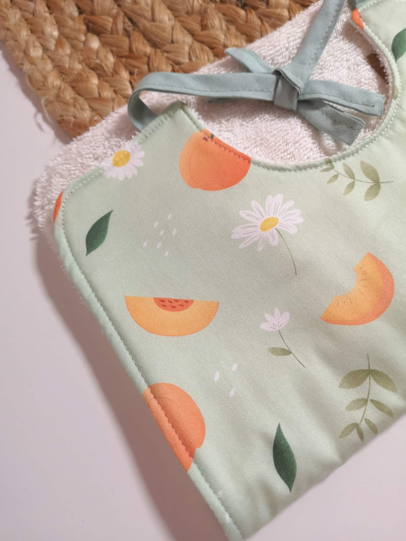Bavoir bébé coton bio - Motif Pêches & Pâquerettes