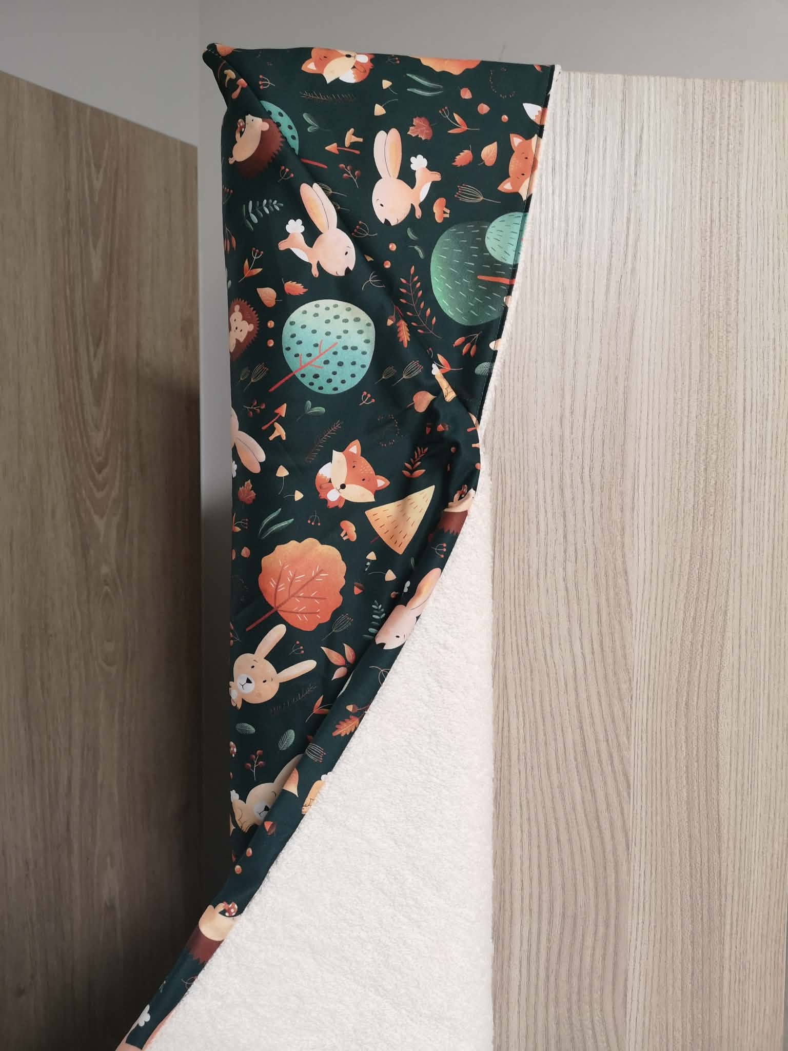 Cape de bain bébé en éponge bio - motif Woodland