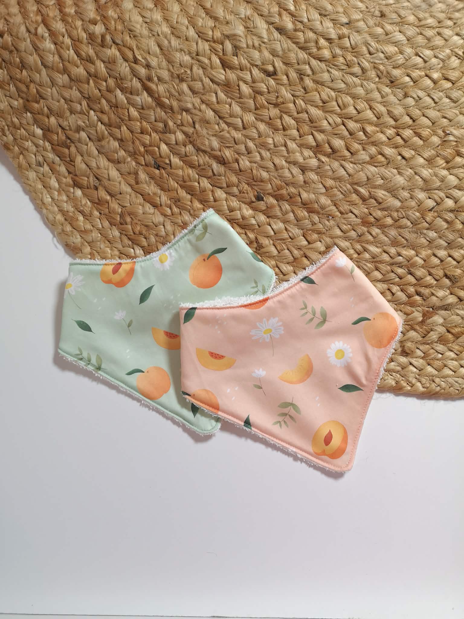 Bavoir bandana bébé en coton bio - motif Pêches et Pâquerettes