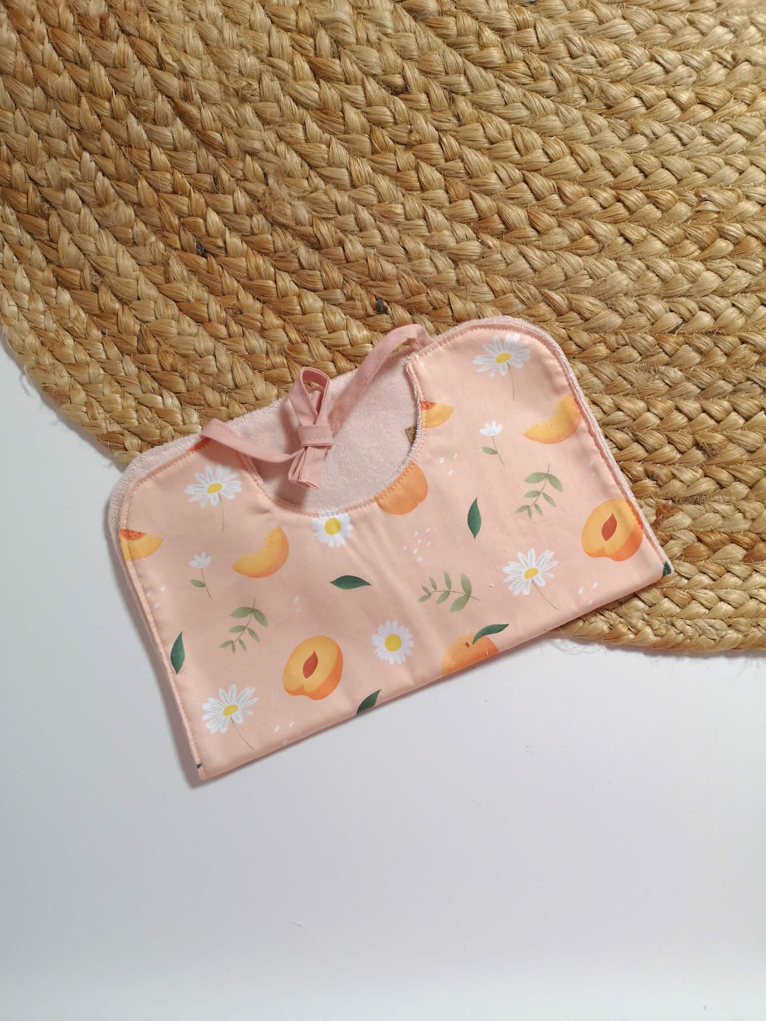 Bavoir bébé coton bio - Motif Pêches & Pâquerettes
