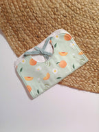 Bavoir bébé coton bio - Motif Pêches & Pâquerettes