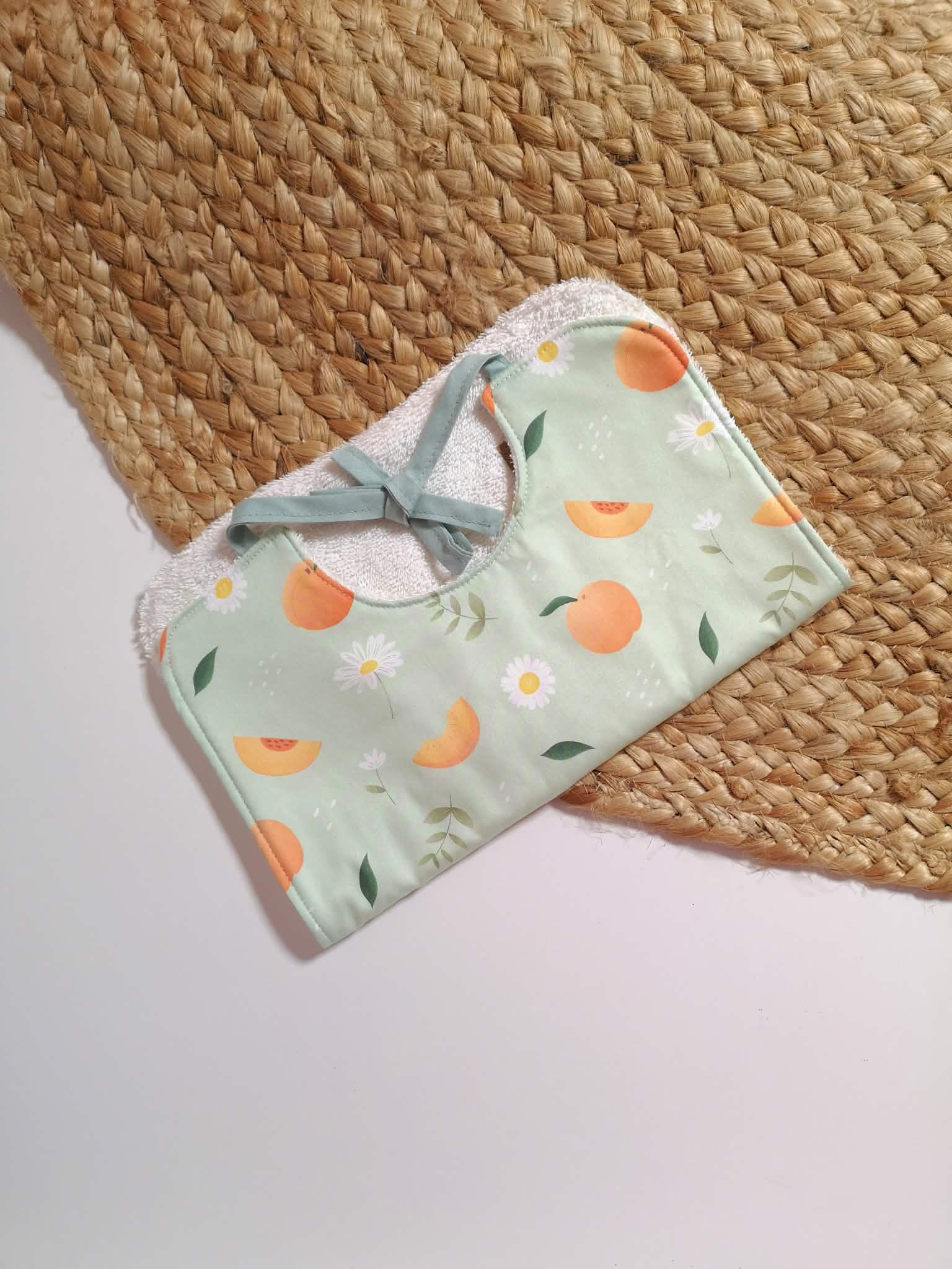Bavoir bébé coton bio - Motif Pêches & Pâquerettes