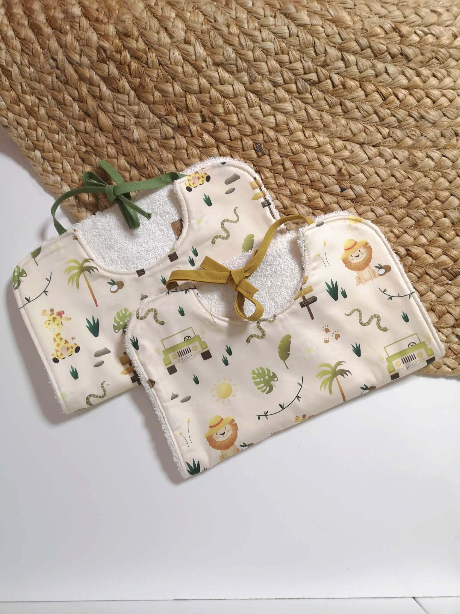Bavoir bébé classique en coton bio - motif Mini Safari