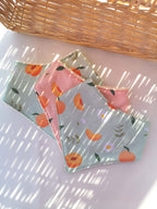 Bavoir bandana bébé en coton bio - motif Pêches et Pâquerettes