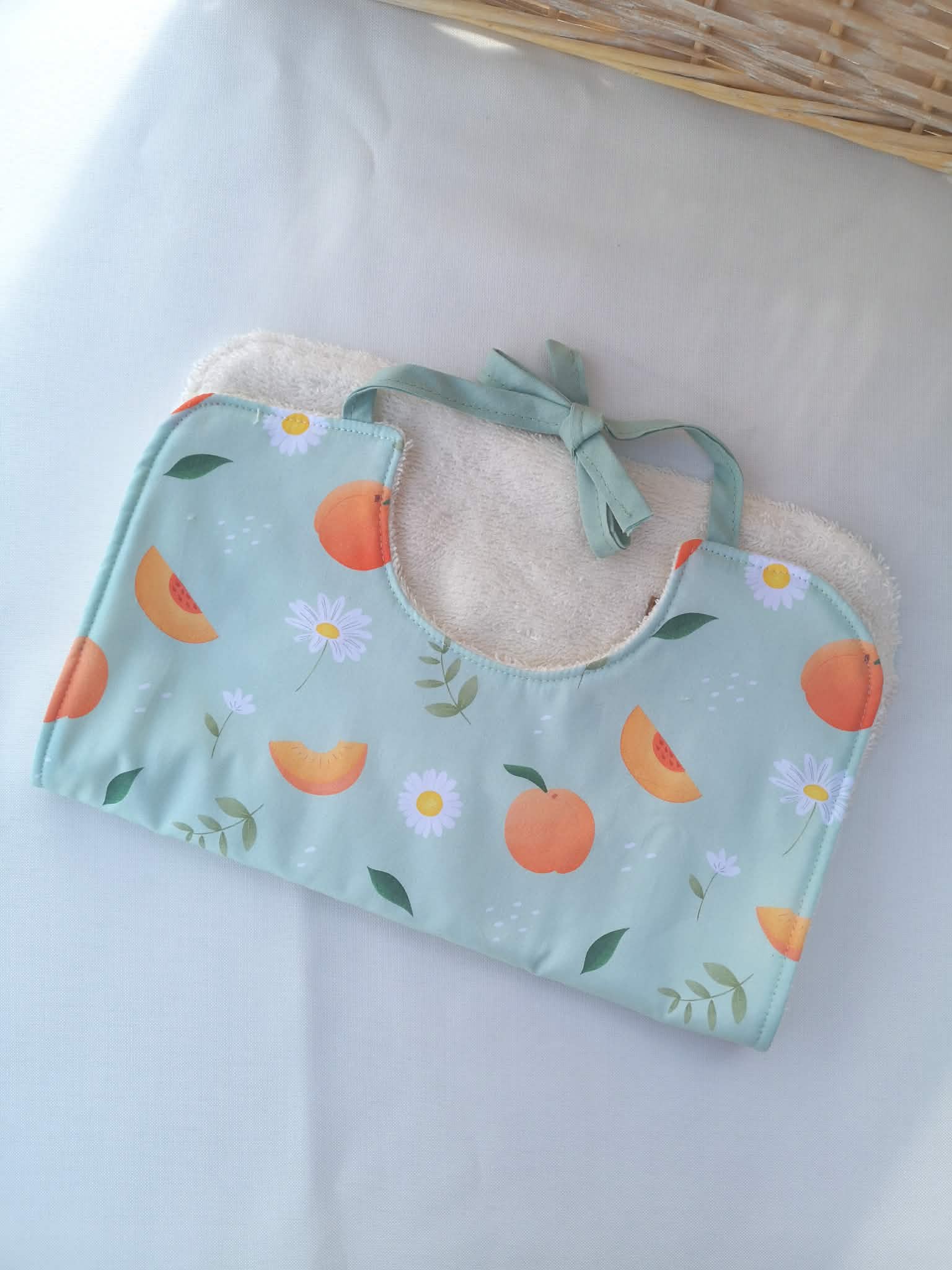 Bavoir bébé en coton et éponge bio - Motif Pêches & Pâquerettes