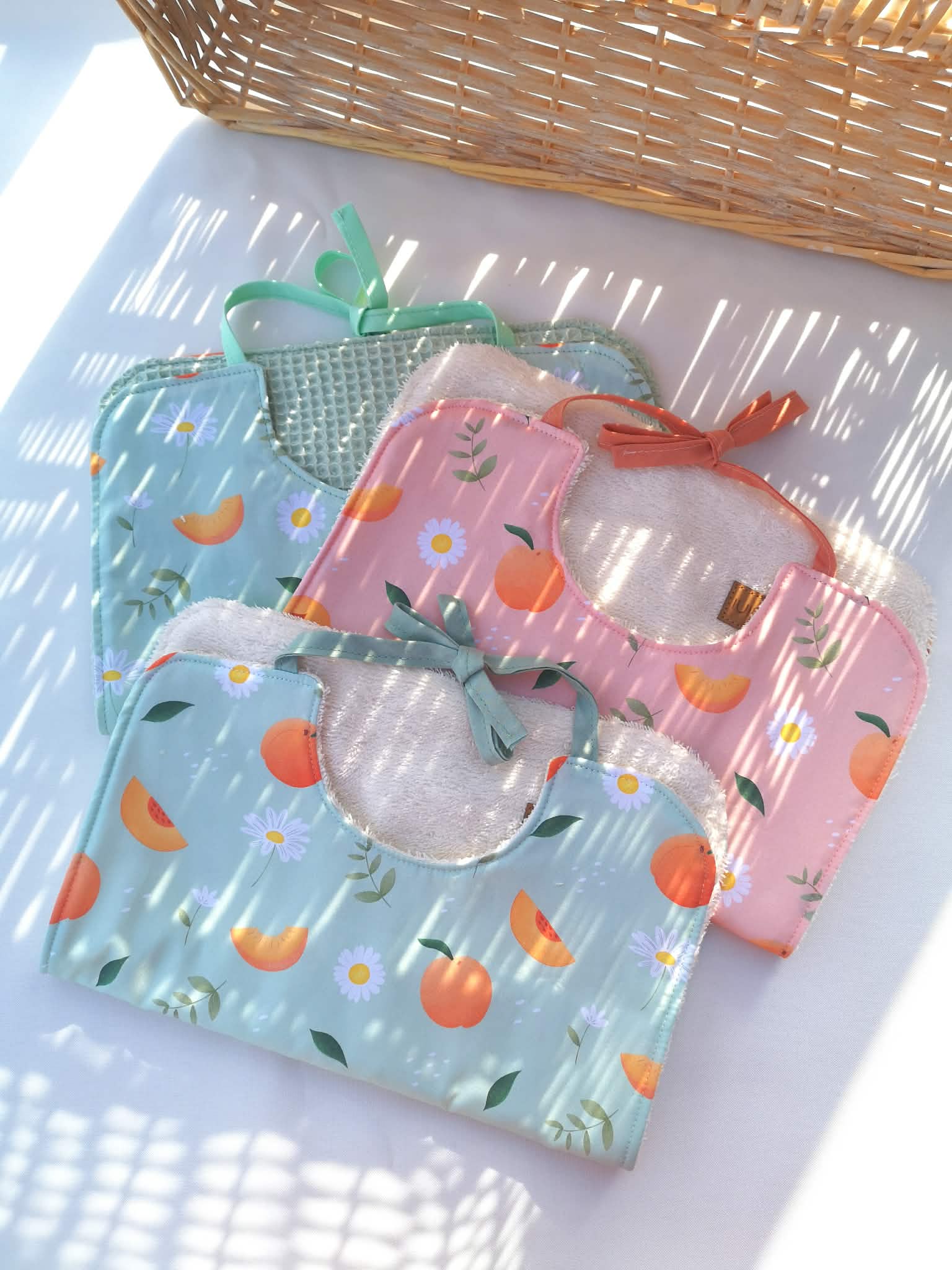 Bavoir bébé en coton et éponge bio - Motif Pêches & Pâquerettes